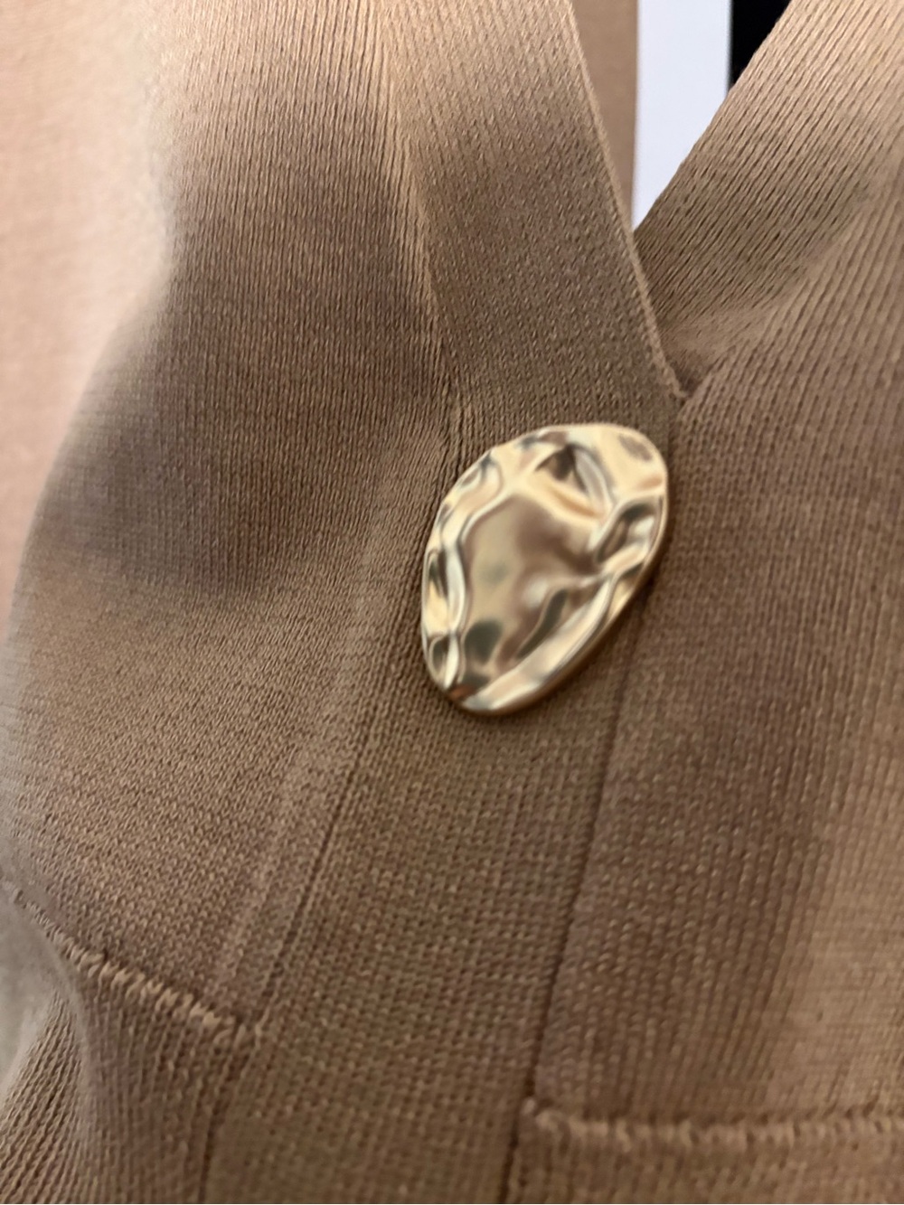 Nine West Camel/Tan Sleeveless V-Neck Knit Vest with Decorative Button M - New - Picture 2 of 7